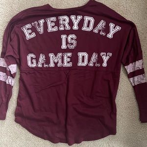 Cute maroon colored long sleeve t-shirt. Size c-small